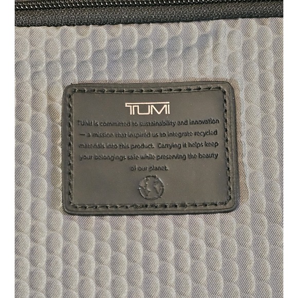 Tumi Alpha Bravo Response Travel Kit Toiletry Bag Navy Blue Coated Canvas NWT - Picture 7 of 8